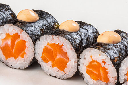 Маки ролл с лососем