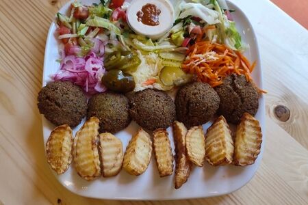 Фалафель на тарелке