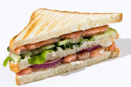 Сэндвич со слабосолёным лососем и творожным сыром