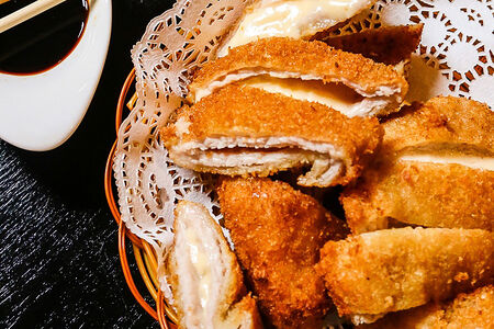 Свинина в сухарях, фаршированная сыром