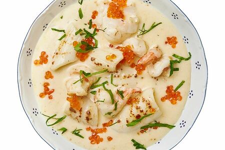 Кальмар и креветки в сырном соусе