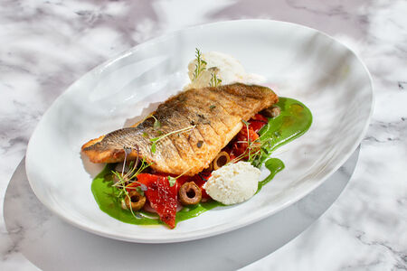 Филе дорадо с соусом из зеленых оливок и базилика