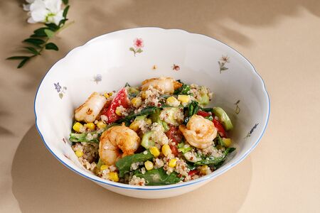 Салат с киноа и креветками