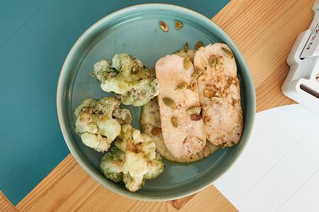 Куриная грудка, хрустящая брокколи, ореховый соус  