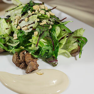 Салат с теплой куриной печенью