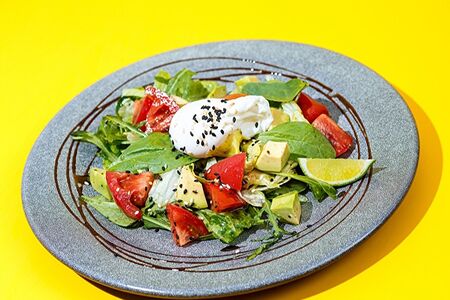 Летний салат с авокадо и яйцом пашот