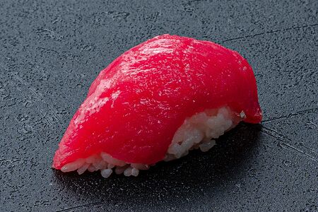 Суши с тунцом