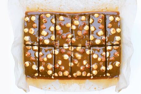 Брауни с цельным фундуком и солёной карамелью