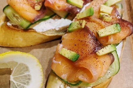 Брускетта с лососем и огурцом