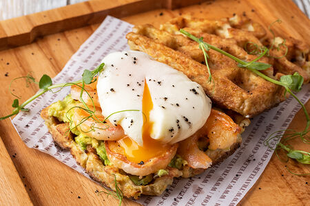 Вафли с креветками, авокадо и яйцом Пашот