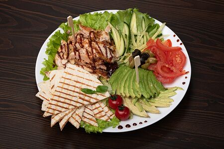 Открытая шаурма с курицей и авокадо