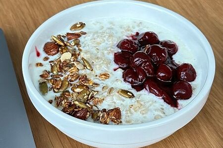 Овсяная каша с вишней и гранолой
