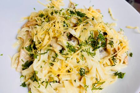 Паста с курицей и грибами в сливочном соусе