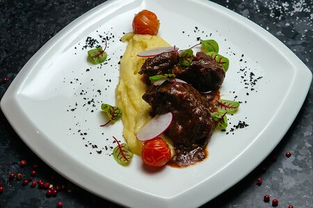 Телячьи щеки с пюре