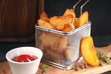 Картофель по-деревенски с соусом