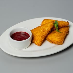 Жареный сыр сулугуни с ягодным соусом