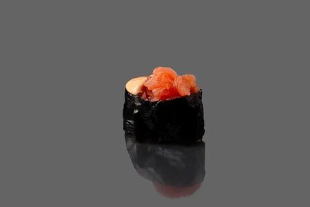 Гункан с лососем