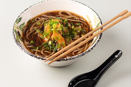 Гречневая лапша в соусе менцую со свининой и овощами