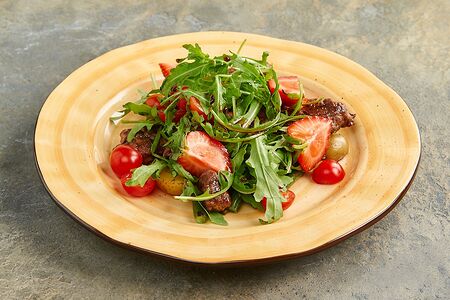 Салат с куриной печенью и клубникой