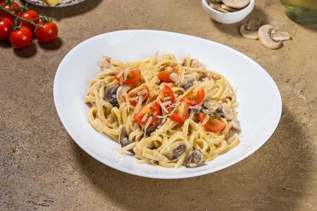 Паста с курицей и грибами