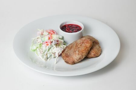 Котлеты из оленины с брусничным соусом