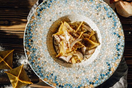 Равиоли с белыми грибами и черным трюфелем