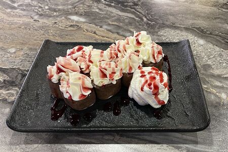 Сладкий ролл с киви и манго