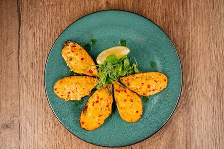 Мидии киви под острым овощным соусом