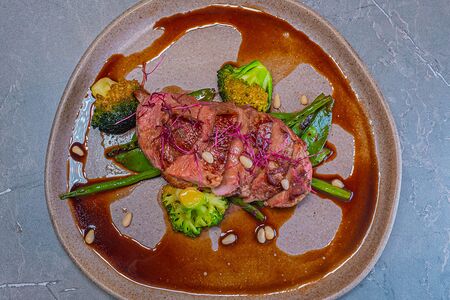 Утиная грудка с зелеными овощами