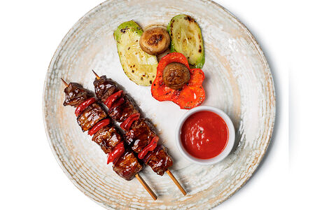 Говяжьи шашлычки с печеными овощами