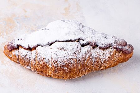 Круассан с малиной