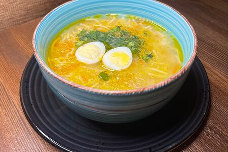 Куриный суп с перепелиным яйцом