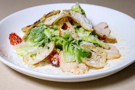 Салат Цезарь с индейкой