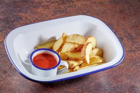 Картофельные дольки с томатным соусом