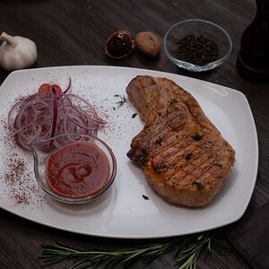 Стейк из cвинoй корейки