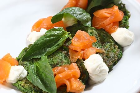 Оладьи из цукини с лососем и творожным сыром