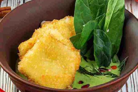 Жареный сулугуни с базиликовым соусом