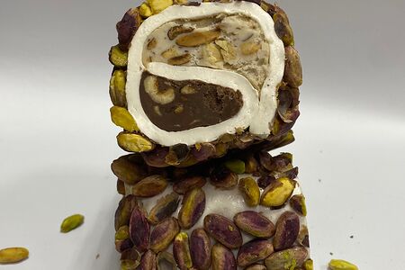 Молочно-шоколадный в цельной фисташке