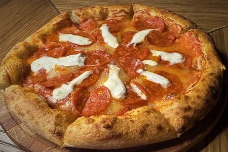 Пепперони с сыром страчателла