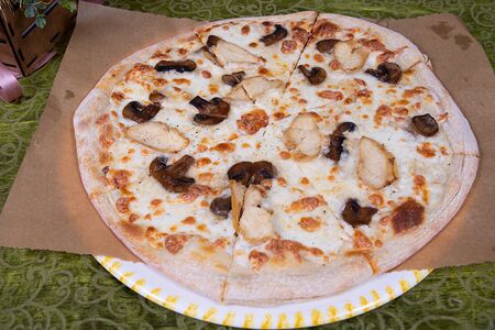 Пицца с курицей и грибами