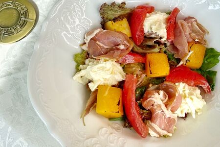 Салат из сыровяленой шейки и сыра страчателла