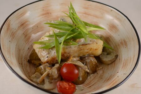 Судак в сливочно-грибном соусе