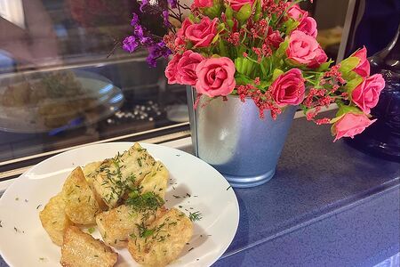 Картофельные дольки с чесноком