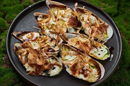 Запечённые мидии с соусом мансини