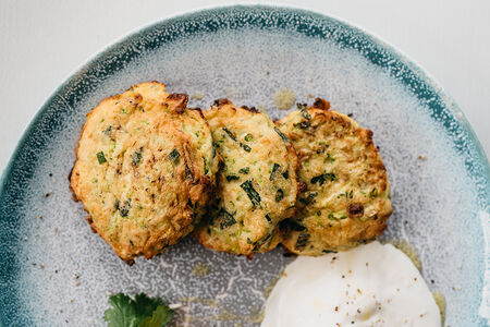 Оладьи из кабачков с домашней сметаной и щучьей икрой