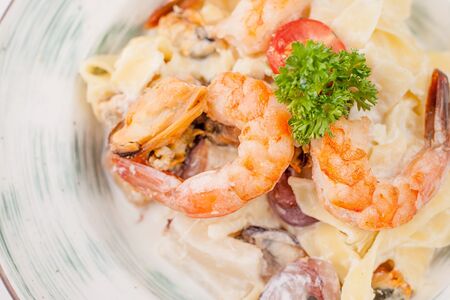 Феттуччине с креветкой и лососем в сливочном соусе