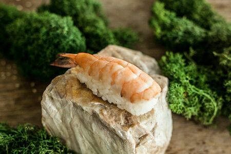 Суши с креветкой