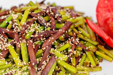 305 Говядина со стрелками чеснока