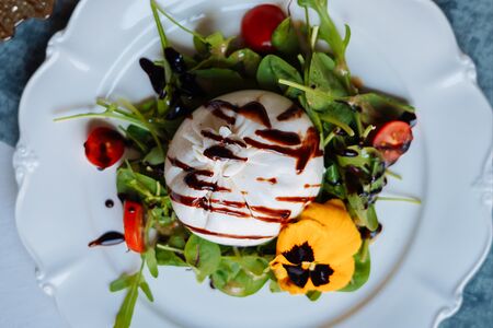 Буратта с микс-салатом и соусом Свит-чили