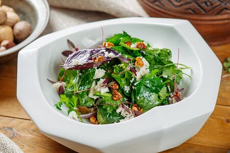 Салат из свежей зелени и овощей с чеченской брынзой